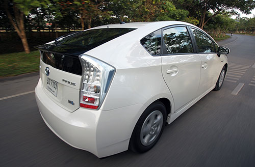 TOYOTA PRIUS ยนตรกรรมไฮบริด เจน 3 ยังคงน่าหลงใหล