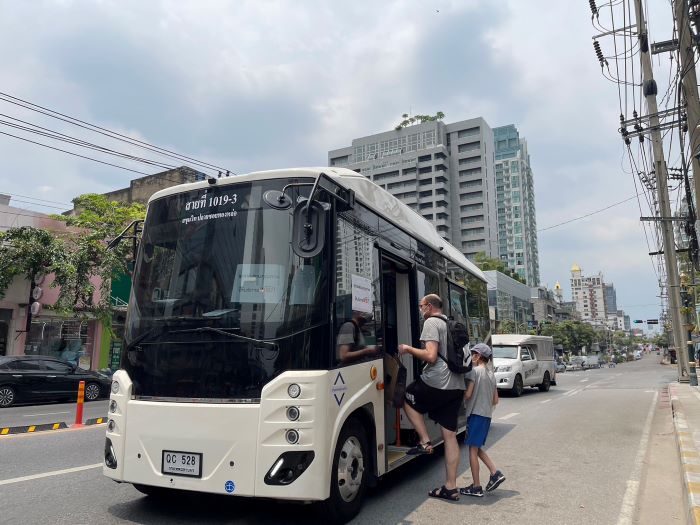 เรเว่ คอมเมอร์เชียล วีฮิเคิลส์ ทดสอบรถบัสไฟฟ้า BYD B70 ให้บริการรับ - ส่ง ย่านทองหล่อ ฟรี!  ชวนสัมผัสประสบการณ์การเดินทางด้วยไฟฟ้า 100% ขับเคลื่อนสังคมคาร์บอนต่ำอย่างยั่งยืน