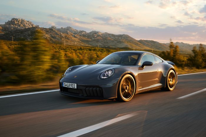 911 คาร์เรร่า จีทีเอส และ 911 คาร์เรร่า ใหม่ (New 911 Carrera GTS and 911 Carrera)  เครื่องยนต์ ที-ไฮบริด (T-Hybrid) ที่มาพร้อมกับสมรรถนะที่เหนือกว่า