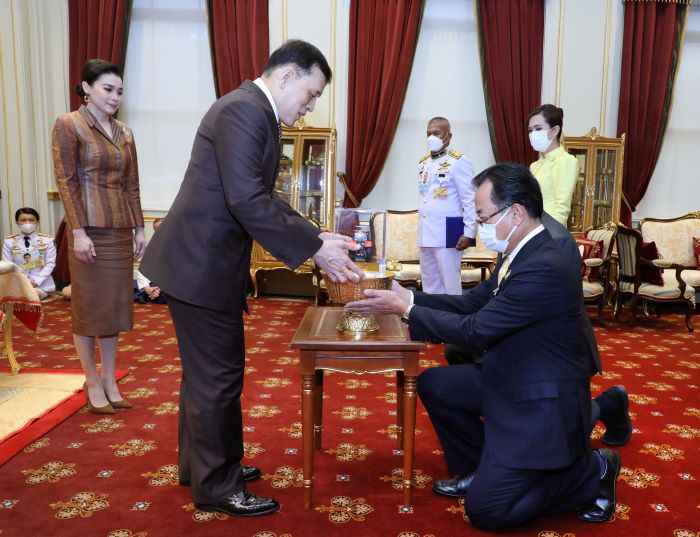 พระบาทสมเด็จพระเจ้าอยู่หัว และสมเด็จพระนางเจ้า ฯ พระบรมราชินี  พระราชทานพระบรมราชวโรกาสให้ คณะผู้บริหารสยามคูโบต้าเข้าเฝ้าฯ  น้อมเกล้า ฯ ถวายเครื่องจักรกลการเกษตร
