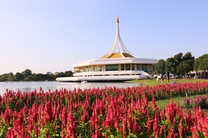 สวยตะลึงกลางกรุง!!! ทุ่งดอกไม้ สวนหย่อมสวนแนวตั้ง บานสะพรั่ง พลุสุดอลัง ชิมชอปสินค้า ตลาดชาววัง ณ งาน “พรรณไม้งามอร่าม สวนหลวง ร.๙” 1 - 10 ธ.ค. 67
