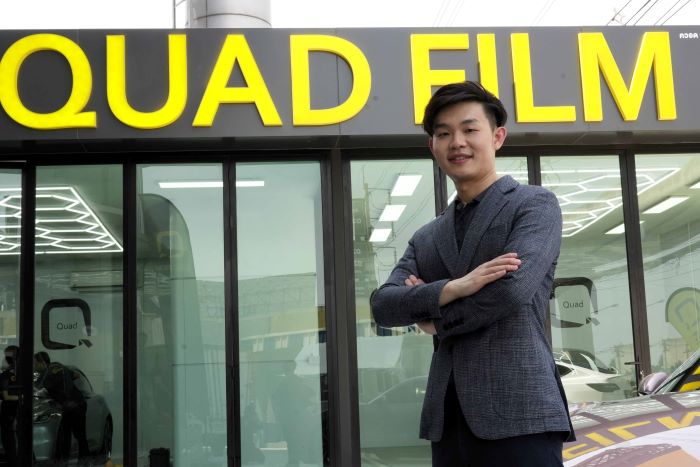 Quad Film มั่นใจศักยภาพตลาดรถยนต์ในประเทศไทย ส่งสินค้าตอบสนองไลฟ์สไตล์ของผู้บริโภค ทั้งฟิล์มปกป้องสี Wrap สีรถยนต์ และฟิล์มสำหรับซันรูฟ ชูจุดขายสินค้าคุณภาพสูง อายุการใช้งานยาว เหมาะสมกับตลาดเมืองไทย เร่งเดินหน้าขยายตัวแทนจำหน่าย 70 แห่งทั่วประเทศ ตั้งเป้ามีตัวแทนกว่า 25 แห่ง ในปีแรก และส่วนแบ่งตลาดฟิล์มกรองแสงพรีเมียม 10% ภายใน 3 ปี