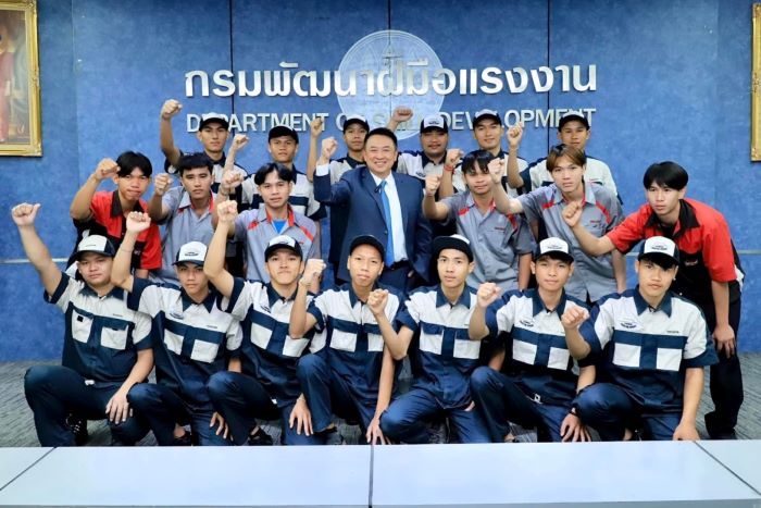 โตโยต้าเข้าร่วมพิธีส่งมอบผู้สำเร็จการฝึกอบรมหลักสูตรระยะสั้น ช่างซ่อมตัวถังและสีรถยนต์ ระหว่าง กรมพัฒนาฝีมือแรงงาน กระทรวงแรงงานและ บริษัท โตโยต้า มอเตอร์ ประเทศไทย จำกัด