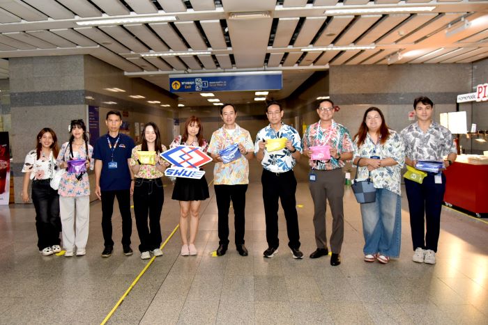 รฟม. แจกกระเป๋ากันน้ำสุดเก๋ ให้แก่ผู้ใช้บริการรถไฟฟ้า MRT ต้อนรับเทศกาลสงกรานต์ 2568