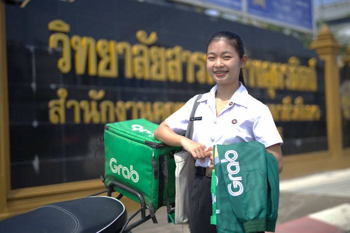 จาก “เด็กเสิร์ฟ” สู่ “บัณฑิต” เปลี่ยนชีวิตด้วยการขับแกร็บ