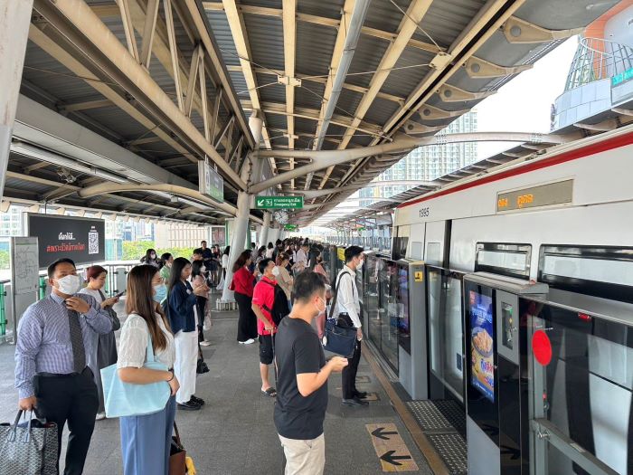 กรมการขนส่งทางราง เผยประชาชนเดินทางด้วยระบบรางช่วงวันหยุดเทศกาลสงกรานต์ พ.ศ. 2568 ระหว่างวันที่ 11 - 17 เมษายน 2568 สะสม 7 วัน รวม 7.94 ล้านคน-เที่ยว มากกว่าสงกรานต์ปีที่ผ่านมาร้อยละ 1.35 โดยเมื่อวาน (17 เมษายน 2568) มีผู้ใช้บริการระบบรางรวม 1.28 ล้านคน-เที่ยว