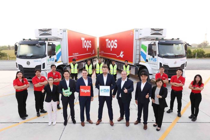 ท็อปส์ ในเครือเซ็นทรัล รีเทล จับมือ เอฟแอลเอส กรุ๊ป เปิดตัว ‘EV TRUCK’  รถพลังไฟฟ้าขนส่งของสด! ยกระดับกรีนโลจิสติกส์ช่วยกระจายสินค้าทั่วไทย ตั้งเป้าลดคาร์บอนฯ 13,335 ตัน ภายใน 5 ปี หนุนสปีดภารกิจ Net Zero ภายในปี 2593